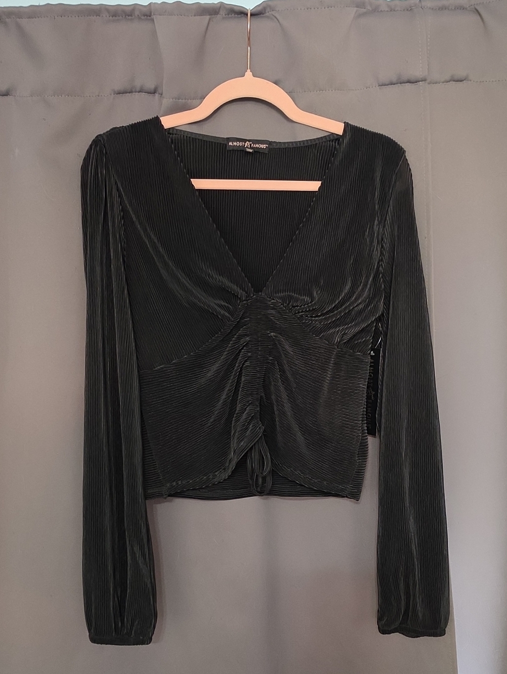 Almost Famous Black Pleated V-Neck Ruched Long Sleeve Crop Top